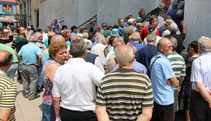 Με αλφαβητική σειρά οι συνταξιούχοι στις τράπεζες