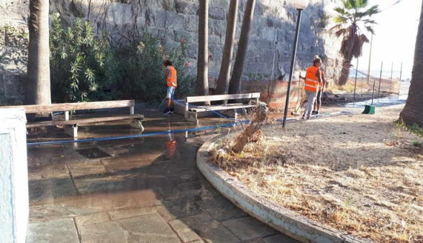 Δήμος Κω: Πλύσιμο οδοστρώματος, πεζοδρομίων και κάδων στην πόλη της Κω