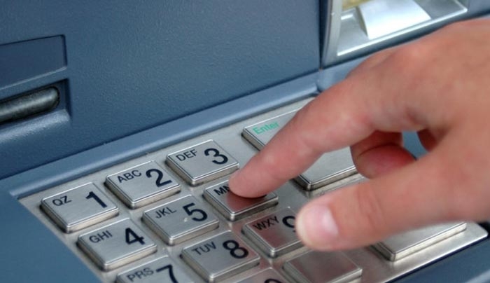 «Φιάσκο» η ελάφρυνση των capital controls για αναλήψεις μετρητών-Μειώθηκε το δικαίωμα κατά 240 ευρώ τον χρόνο
