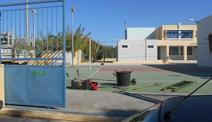“Εργασίες καθαρισμού στα σχολεία στην πόλη της Κω.”