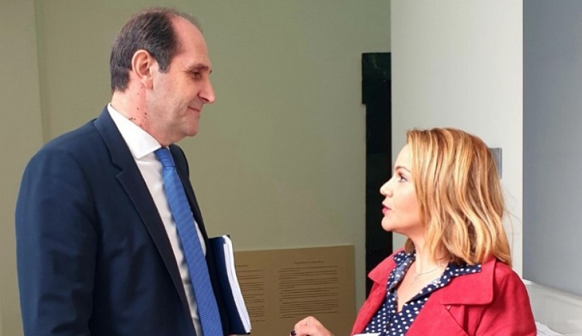 Πρόταση της Μ. Ιατρίδη για χαμηλότερες ελάχιστες τιμές πρώτης προσφοράς στις δημοπρασίες για τη χρήση παραλιών και αιγιαλού