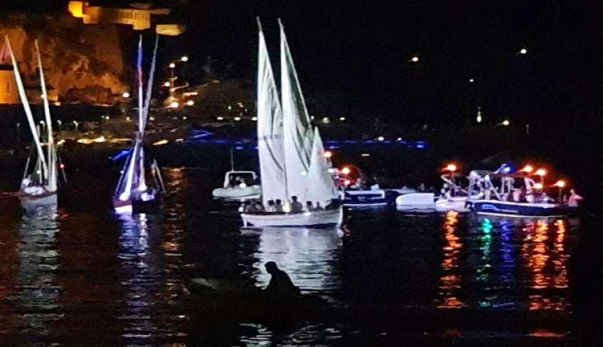 Κέρκυρα: Γέμισε η θάλασσα δεκάδες βαρκάκια με δάδες -Το εντυπωσιακό έθιμο, τι αναπαριστά