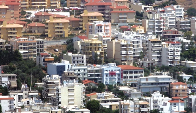 Στα συμβολαιογραφεία και τις Εφορίες σπεύδουν μαζικά χιλιάδες φορολογούμενοι για να μεταβιβάσουν ακίνητα