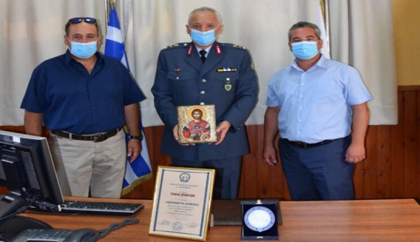 Συμβολική προσφορά αναμνηστικών, ενόψει αποστρατείας στον Ταξίαρχο της ΕΛ.ΑΣ Διονύση Καπανδρίτη