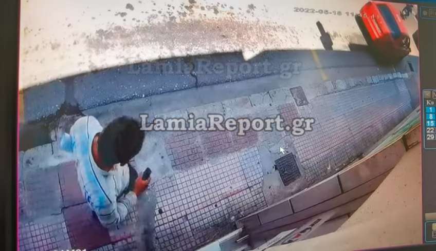 Λαμία: Φίδι «βόλταρε» στο κέντρο της πόλης - Τέρας ψυχραιμίας η κυρία που ήρθε αντιμέτωπη με το ζώο [βίντεο]