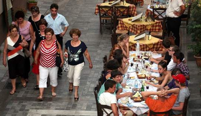 Τα... παράξενα του ΦΠΑ: Από το 13% στο 23% ανάλογα με το αν το προϊόν παραδίδεται με delivery ή στο χέρι ή σερβίρεται