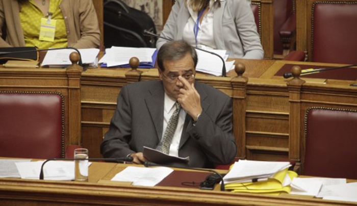 Ανησυχία Χαρδούβελη για τη μαζική φυγή καταθέσεων