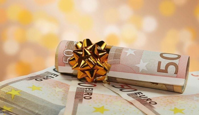 Από 300 έως 830 ευρώ θα λάβουν πριν από τα Χριστούγεννα 1,6 εκατ. χαμηλοσυνταξιούχοι