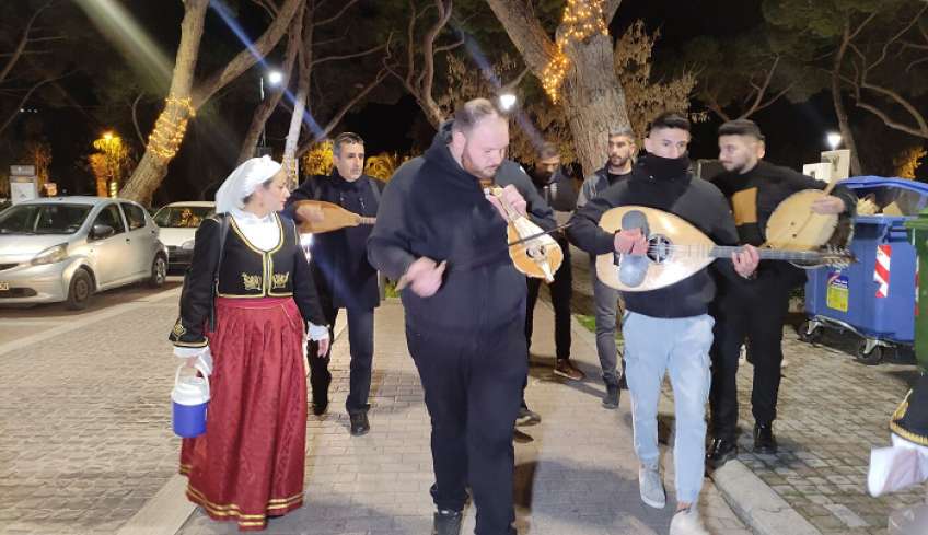 Παραδοσιακά Χριστουγεννιάτικα Κάλαντα από τον Σύλλογο Κρητών Κω «Ο Τάλως» στο ιστορικό κέντρο της Κω