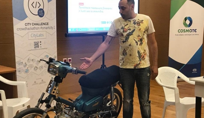 Κρητικό... παπ-άκη: Εφτιαξε μηχανάκι που κινείται με τσικουδιά! [εικόνες]