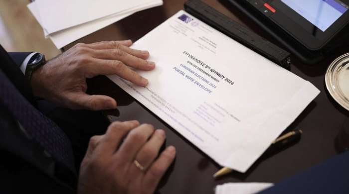 Επιστολική ψήφος: Πώς θα ψηφίσουμε, τι περιέχει ο εκλογικός φάκελος και πότε παραδίδεται