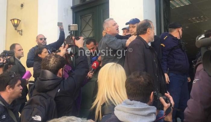 Ξεχειλίζει η οργή στα δικαστήρια! Πολιορκούν το κτίριο που είναι ο δολοφόνος της Δώρας Ζέμπερη