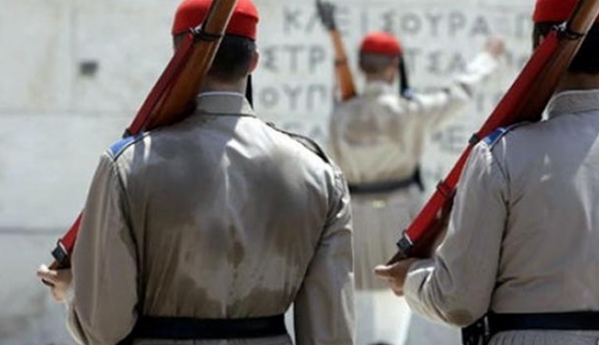 Η φωτογραφία που συγκίνησε όλο το διαδίκτυο - Ο Εύζωνας στον καύσωνα