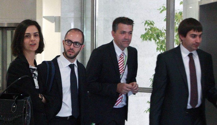 Έκθεση – βόμβα της τρόικας για μισθούς, δώρα, απολύσεις