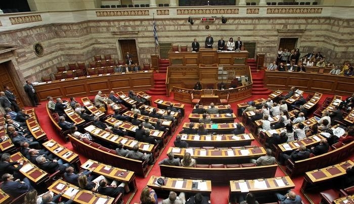 Εκτός «κόφτη» οι μειώσεις στις συντάξεις των βουλευτών