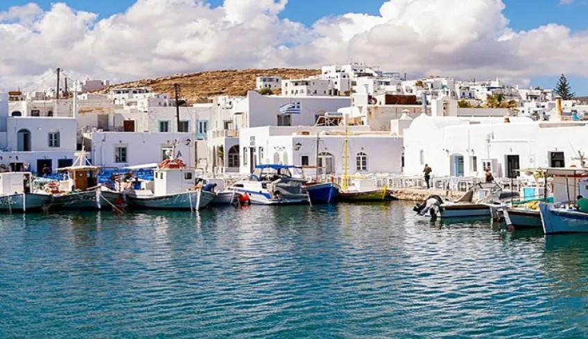 Πάρος: Εξι 18χρονοι θετικοί στον κορονοϊό παρέμειναν 16 ώρες σε πάρκινγκ – Από την ΕΡΤ ενημερώθηκε η Πολιτική Προστασία