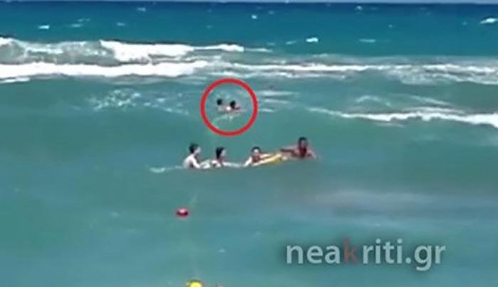 Συγκλονιστική διάσωση παιδιού από ναυαγοσώστη (βίντεο)