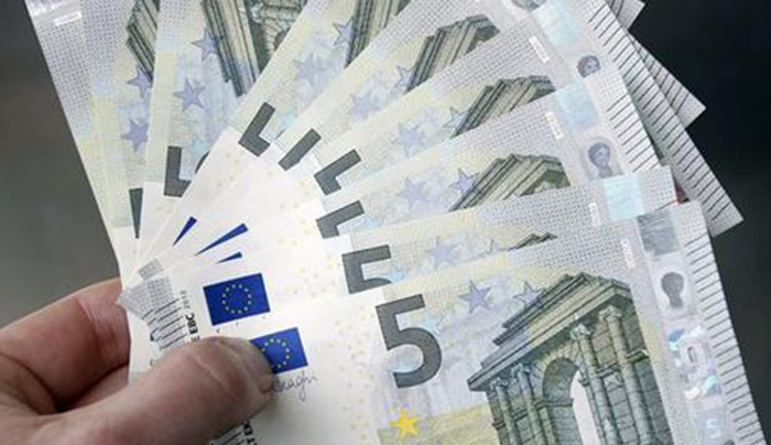 Ειδικός φόρος στις τραπεζικές συναλλαγές για να σωθούν τα Ταμεία - Tι περιμένει εργαζόμενους, επιχειρήσεις και συνταξιούχους