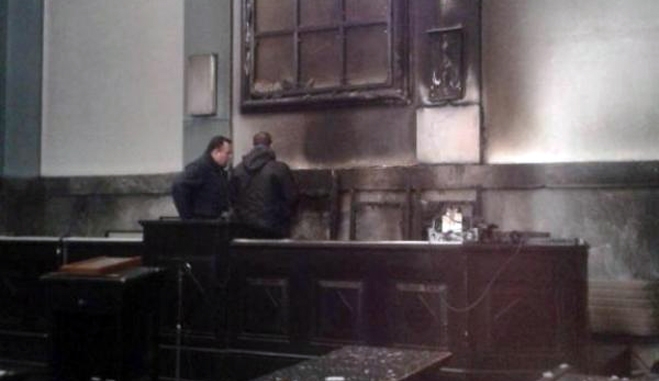 Καθαρός εμπρησμός τελικά η φωτιά στα δικαστήρια Ρόδου! Βρέθηκε και σημείωμα στο χώρο.