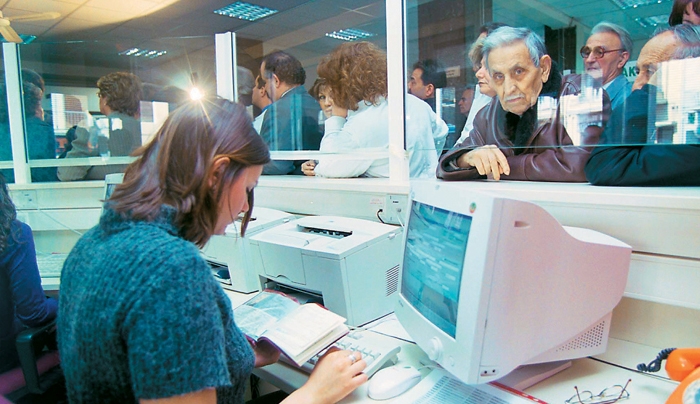 Πρώτο «ψαλίδι» έως 50 ευρώ το μήνα στις συντάξεις από σήμερα