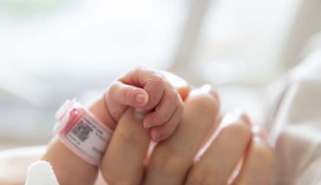 Χανιά: 400 ζευγάρια εξαπατήθηκαν από το κύκλωμα με τις παράνομες υιοθεσίες - Δείτε πού ζούσαν οι παρένθετες μητέρες