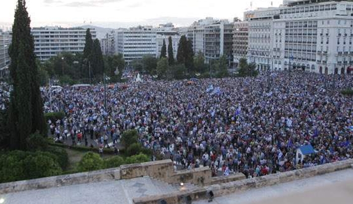 Ηχηρό μήνυμα από τους «Μένουμε Ευρώπη» - Πάνω από 10.000 στο Σύνταγμα