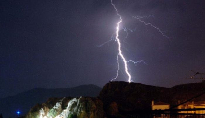 Η "Μέδουσα" θα "ηλεκτρίσει" όλη την χώρα! Εκατοντάδες κεραυνοί, βροχές και θερμοκρασίες χειμώνα