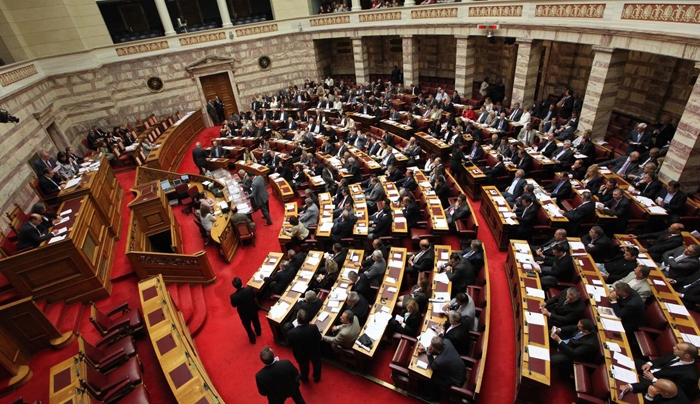 Mπούμεραγκ γυρνάνε οι καταγγελίες για χρηματισμούς - Μετακινούνται βουλευτές στο "ναι" στο Δήμα