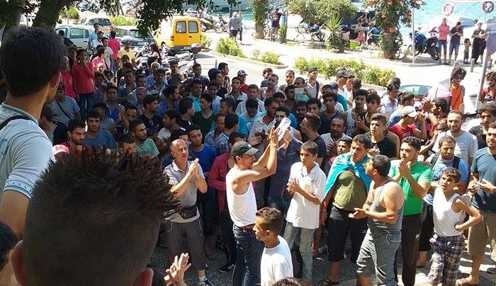 Πορεία διαμαρτυρίας από τους μετανάστες στο λιμάνι της Κω (βίντεο)