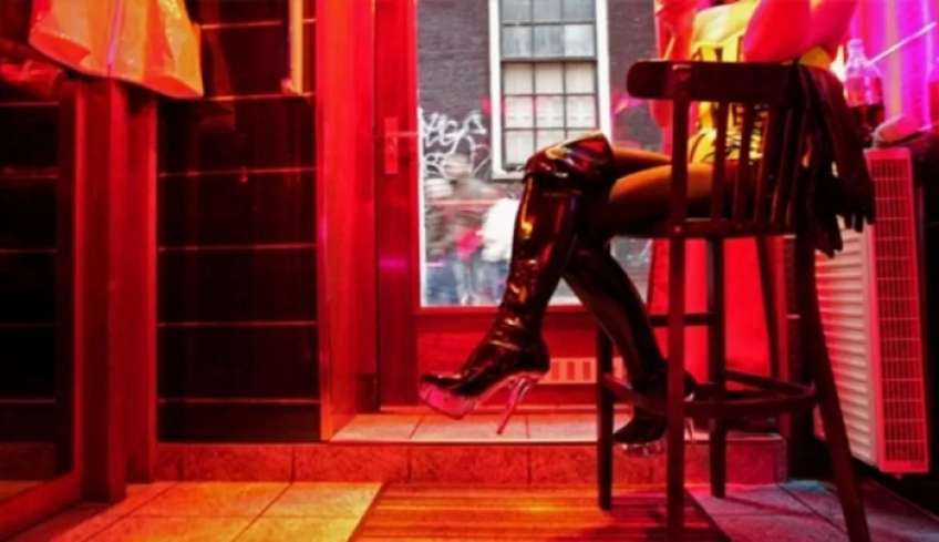 Θεσσαλονίκη: Νόμιζε ότι η μητέρα του ήταν γραμματέας, αλλά δούλευε σε οίκο ανοχής - Το έμαθε λόγω... κορωνοϊού