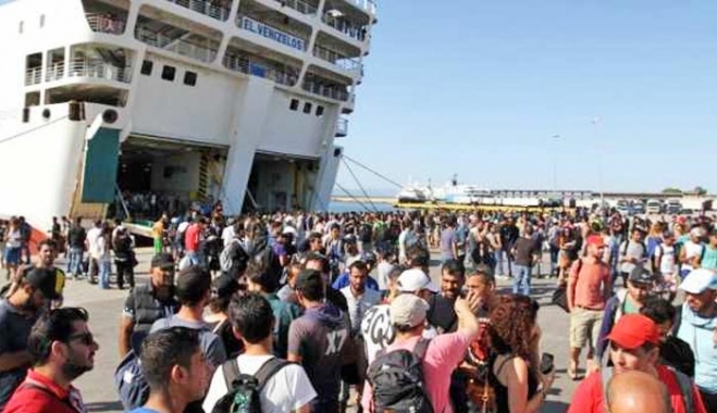 Σχεδόν 4.000 πρόσφυγες έφτασαν τις τελευταίες ώρες στο λιμάνι του Πειραιά