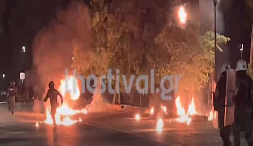 Επεισόδια τη νύχτα στο ΑΠΘ: "Μάχη" κουκουλοφόρων - ΕΛΑΣ με μολότοφ και δακρυγόνα [Βίντεο]