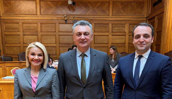 Η Μίκα Ιατρίδη Αντιπρόεδρος της  Επιτροπής του απολογισμού και του γενικού ισολογισμού του Κράτους και ελέγχου της εκτέλεσης του προϋπολογισμού.