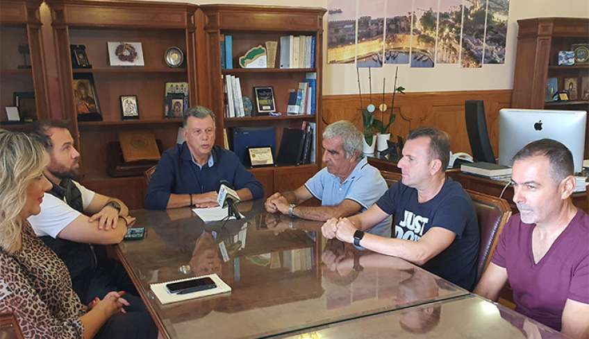 Πρασινίζει και το γήπεδο «Μιχάλης Πέρος» στην Κέφαλο Υπογράφηκε από το Δήμαρχο Κω η σύμβαση, κόστους 308.213€