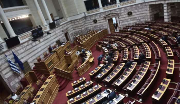 Σήμερα στη Βουλή το νομοσχέδιο για την οπαδική βία - Μαζί η τροπολογία για το αγροτικό ρεύμα