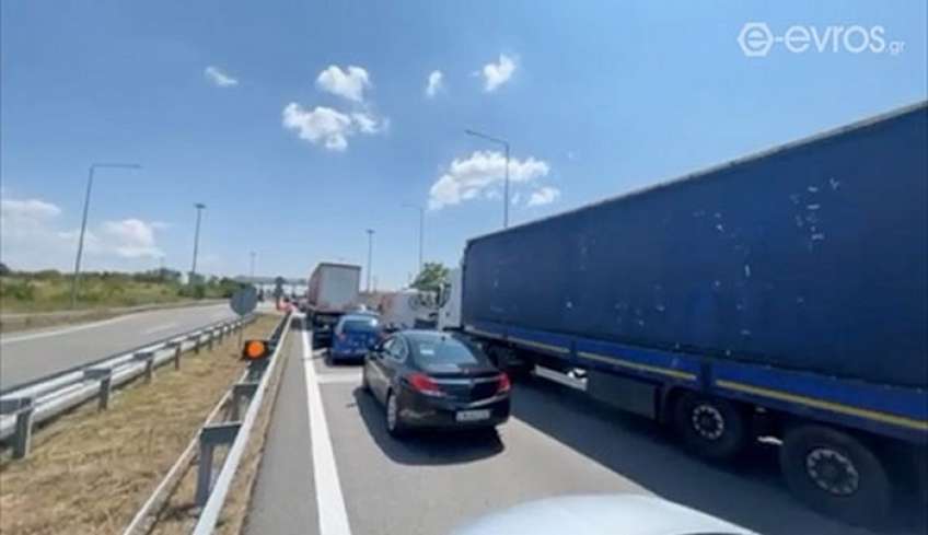 Έβρος: Απίστευτο θράσος από τους λαθροδιακινητές - Μπαίνουν στο αντίθετο ρεύμα και "σπάνε" μπλόκα [Βίντεο]