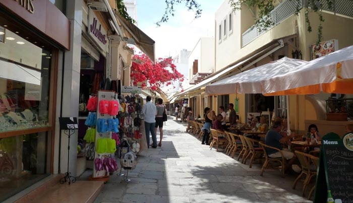 ΕΝΤΟΝΑ ΠΡΟΒΛΗΜΑΤΙΣΜΕΝΟΙ ΑΠΟ ΤΗΝ ΑΓΟΡΑΣΤΙΚΗ ΔΥΝΑΜΗ ΟΙ ΚΑΤΑΣΤΗΜΑΤΑΡΧΕΣ ΣΤΗΝ ΠΑΛΙΑ ΠΟΛΗ ΤΗΣ ΚΩ (βίντεο)