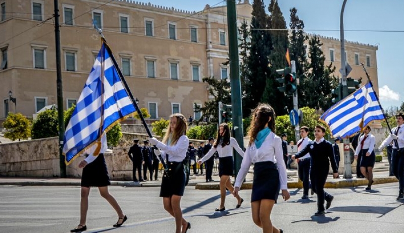 Υπ. Παιδείας προς σχολεία: Σημαιοφόροι από κλήρωση και όχι αριστεία