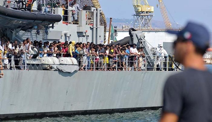 Κομισιόν προς Ιταλία: Χρησιμοποιήστε μέχρι και βία για την ταυτοποίηση των μεταναστών