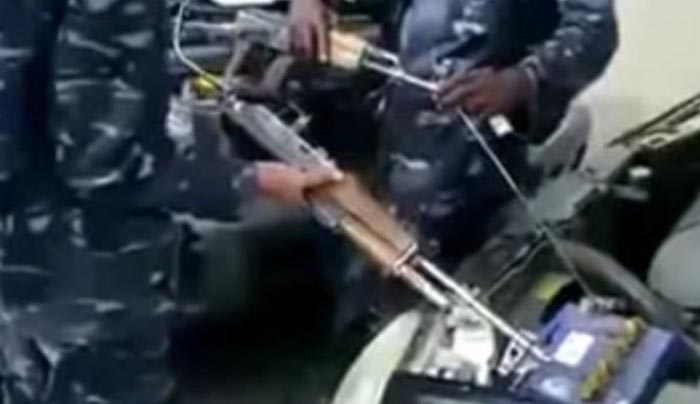 Βάζουν μπροστά το αυτοκίνητο με ένα AK-47 - BINTEO