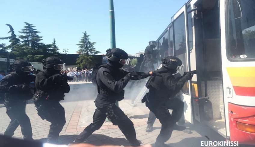 Οι κομάντος της ΕΛΑΣ εντυπωσίασαν στην 86η ΔΕΘ - Λεωφορειοπειρατεία και καταρρίχηση από τον πύργο ΟΤΕ (εικόνες, βίντεο)