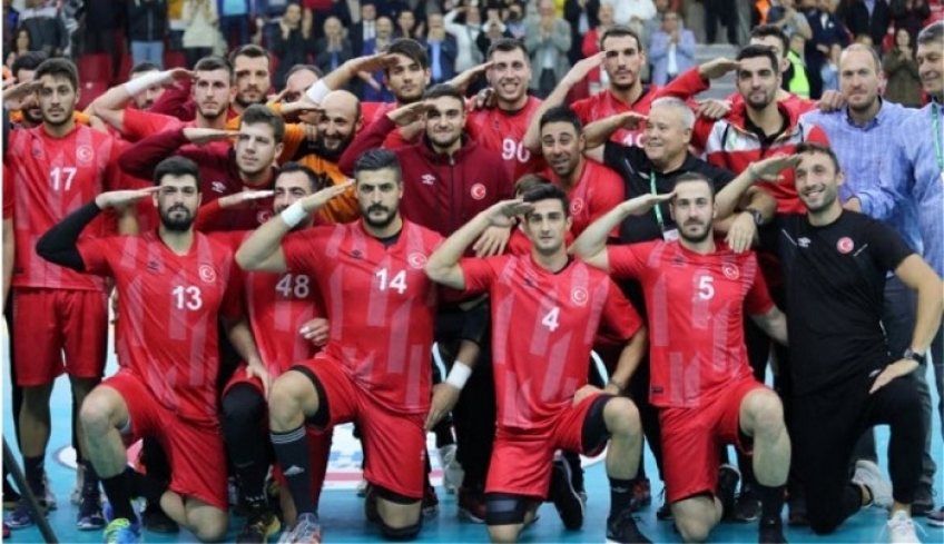 Χάντμπολ: Τούρκοι διεθνείς Ολυμπιακού και ΑΕΚ χαιρέτησαν στρατιωτικά
