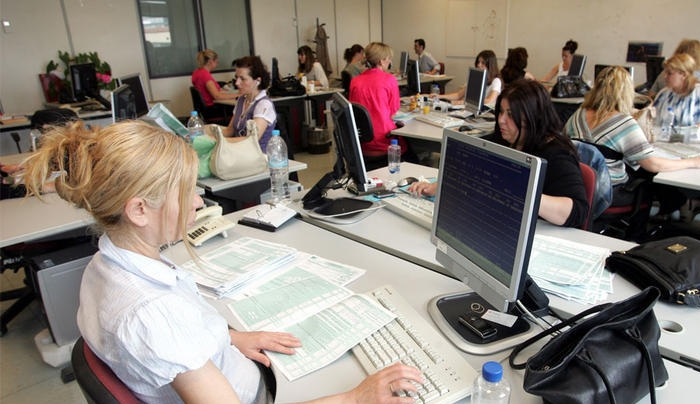 Στην πόρτα εξόδου από το Δημόσιο 60.000 υπάλληλοι