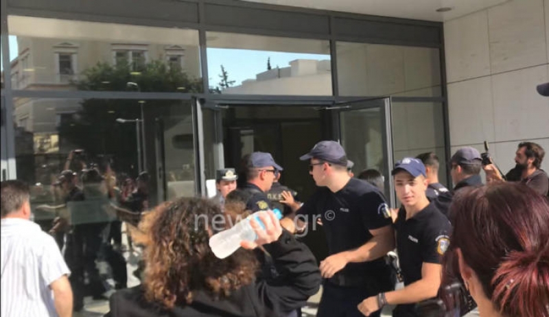 Δώρα Ζέμπερη: Νέες εικόνες ντροπής στο δικαστήριο – Βρισιές, απειλές και κατάρες – Video