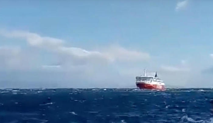 Εντυπωσιακή μανούβρα του Fast Ferries Andros στη Ραφήνα [βίντεο]