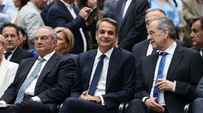 Χαμηλοί τόνοι από το Μαξίμου μετά τις «βόμβες» Σαμαρά και την αυστηρή κριτική Καραμανλή