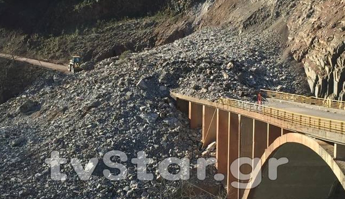 Συγκλονιστικό βίντεο: Η στιγμή της κατολίσθησης στην Ευρυτανία