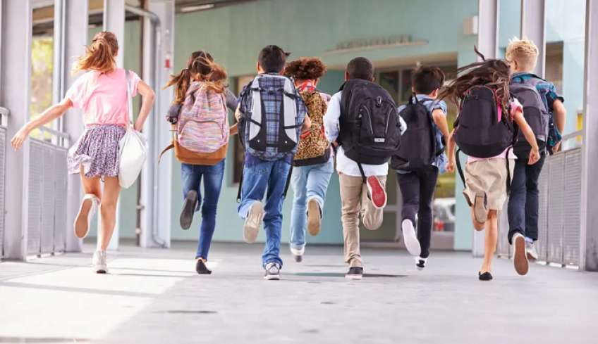 Ανοιγμα σχολείων με στοχευμένα τεστ και σύσταση για τη μάσκα