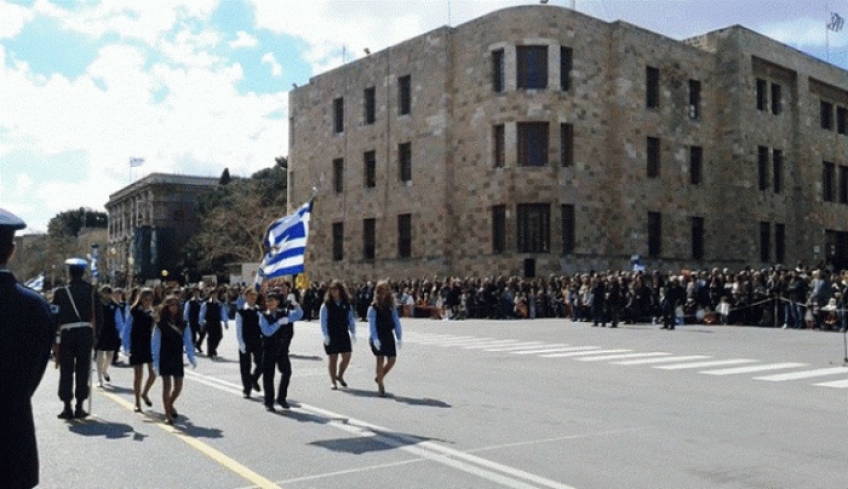 «Φρένο» στην επιλογή σημαιοφόρων βάζει το υπουργείο Παιδείας – Τι αναφέρεται σε εγκύκλιο