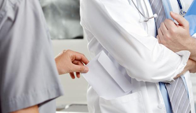 Χειροπέδες σε Διευθυντή Δημόσιου Νοσοκομείου για “φακελάκι”